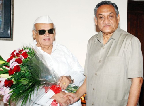 राज्यपाल अज़ीज़ कुरैशी और मुख्यमंत्री विजय बहुगुणा-governor aziz qureshi and cm vijay bahuguna