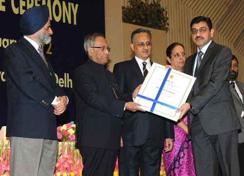 प्रणव मुखर्जी राष्ट्रपति पुरस्कार बाटें/pranab mukherjee presenting the presidential award