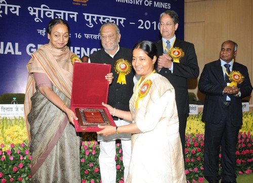 राष्‍ट्रीय भू-विज्ञानियों को पुरस्‍कार प्रदान किए/national geo-prizes to scientists