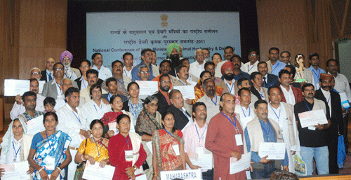 श्री शरद पवार ने प्रोग्रेसिव डेयरी किसानो को  सम्मानित किया/shri sharad pawar honoured progressive dairy farmers