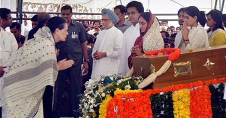 देशमुख के अंतिम संस्कार में सोनिया व मनमोहन सिंह-sonia gandhi and manmohan singh in funeral of deshmukh