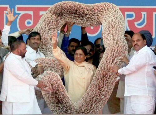 मायावती-नोटो की माला/mayawati-currency garland