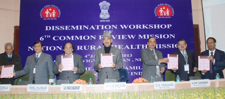 Ghulam Nabi Azad releasing the Evaluation Study of NRHM