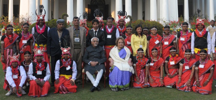 मो. हामिद अंसारी के साथ झांकी कलाकार/moh. hamid ansari with the tableau artist