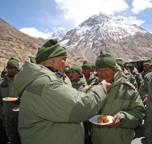 defense minister interacted with armed forces personnel at siachen